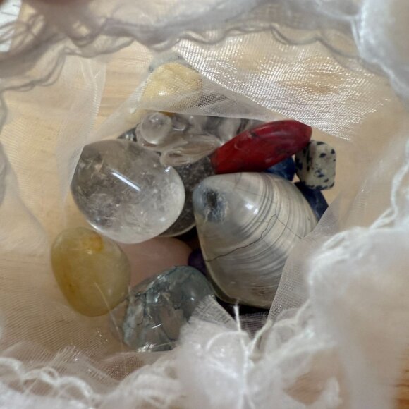 Mixed Polished Gemstones & Fossils Crafting Set In Sheer Drawstring Bag - Picture 8 of 12